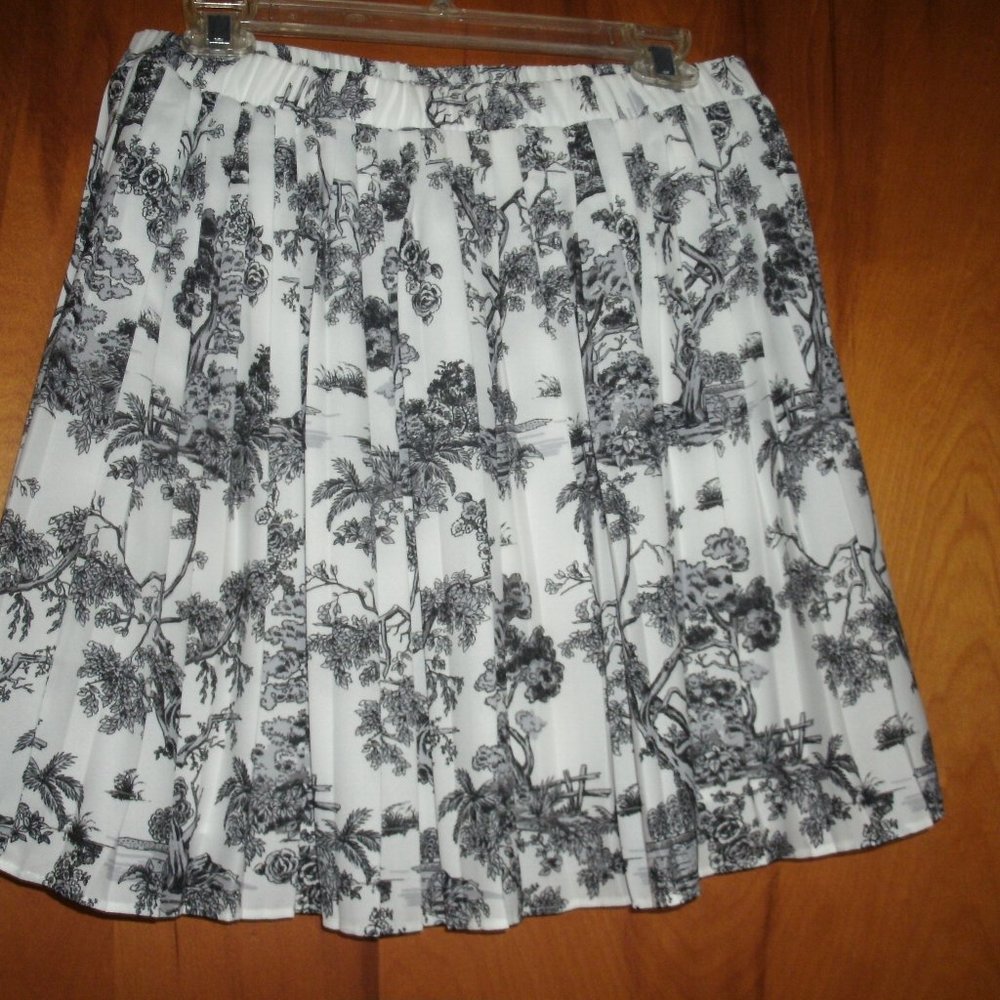 Banana Republic Black and White Tree Patterned Pleated Skirt Size Small
